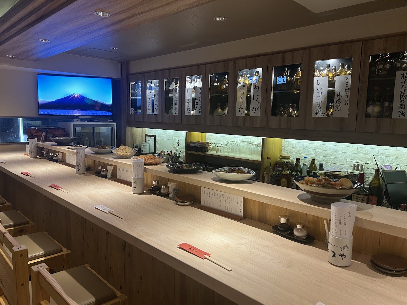 カウンターに大鉢が並ぶ店内