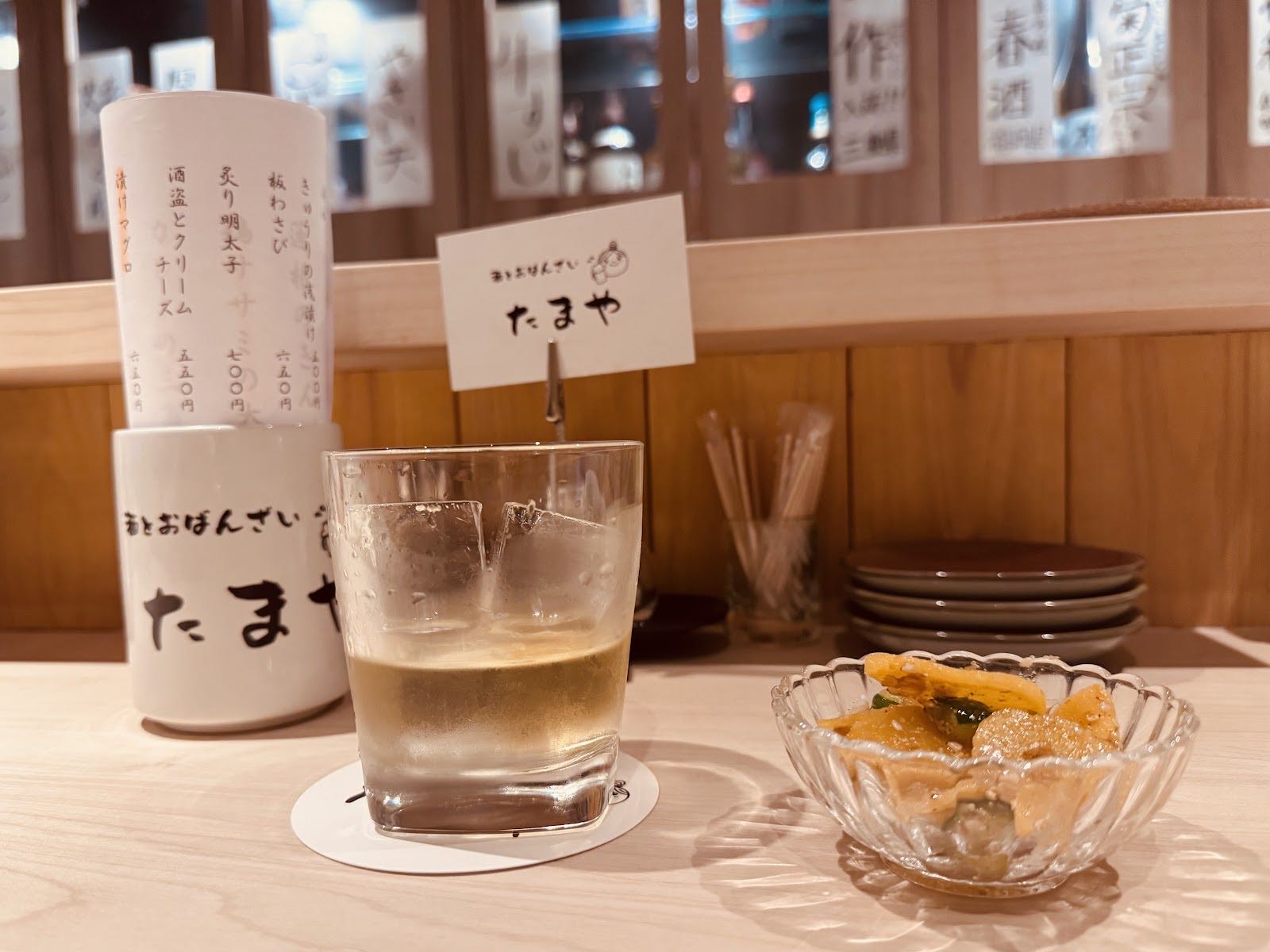 カウンターの小鉢とお酒